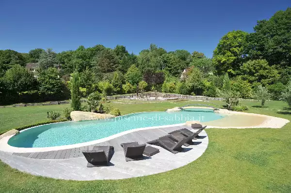 Piscina fatta a lago di montagna naturale