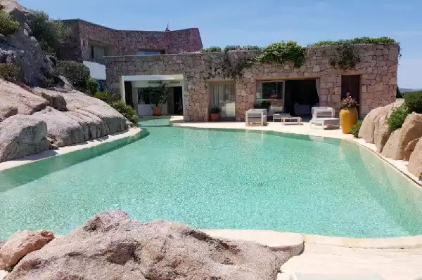 Piscina a laghetto realizzata in provincia di Olbia