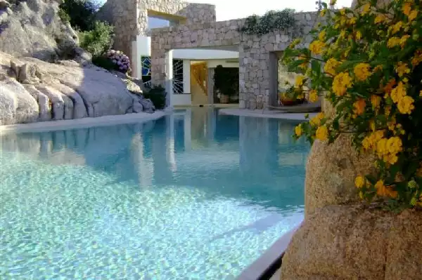 Piscina stile bio  perfettamente integrata nel contesto naturale