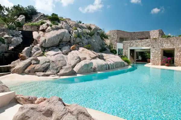 Piscina dal design bio con rocce naturali