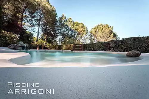 Piscina con finitura in sabbia e ampia spiaggia