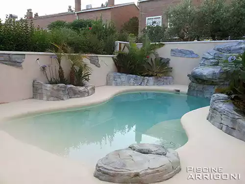 Piscina a laghetto rivestita di sabbia 